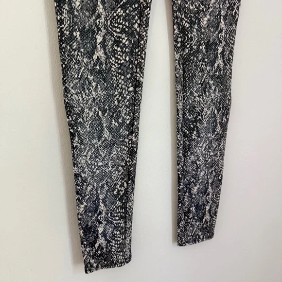 NWT Spanx Faux Leather Snakeskin Shine Print Leggings Grey Black‎ Size Large - Picture 11 of 14